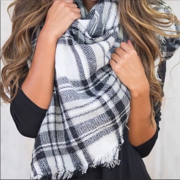 ModCloth Black White Loch and Key Glenn Plaid Blanket Scarf 55x56 - Picture 3 of 7